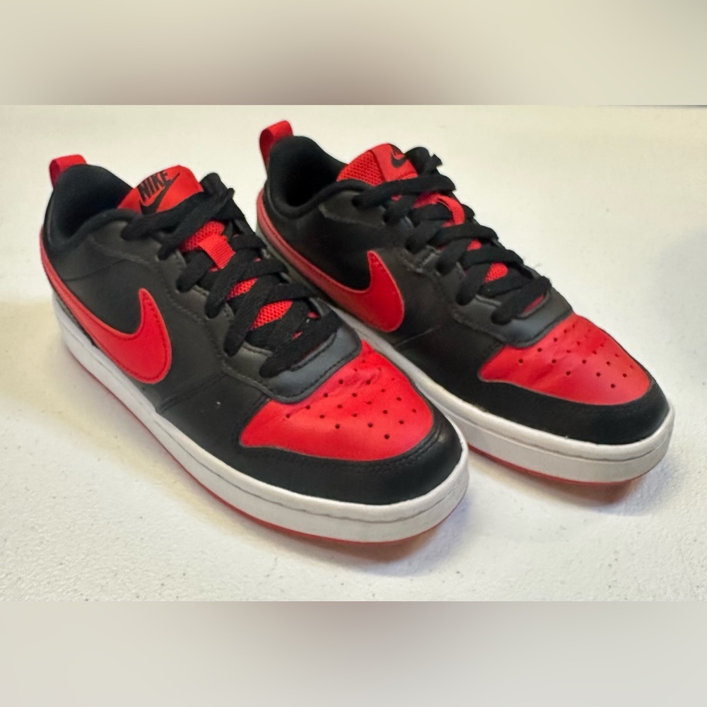 Nike Big Kid's Court‎ Borough Low 2 size 4.5 y, Black/University Red-white